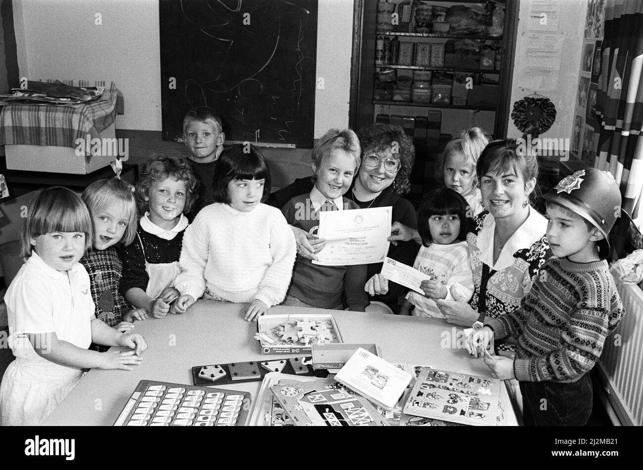 Se oggi andate nei boschi... Golcar playgroup ha sollevato £110 per la carità di cancro dei bambini dei Candlelighters ad un picnic degli orsi Teddy. I bambini di età compresa tra i due e mezzo e i quattro anni e mezzo, hanno alzato il denaro con giocattoli, giochi e bancarelle. La sig.ra Susan Kain (centro), della filiale Huddersfield della carità, ha ricevuto l'assegno con l'aiuto della figlia. Samantha di sette anni, raffigurata con la madre, è un ex membro del gruppo. La signora supervisore Lesley Holmes è raffigurata con alcuni dei piccoli fundraisers tot. 17th settembre 1990. Foto Stock
