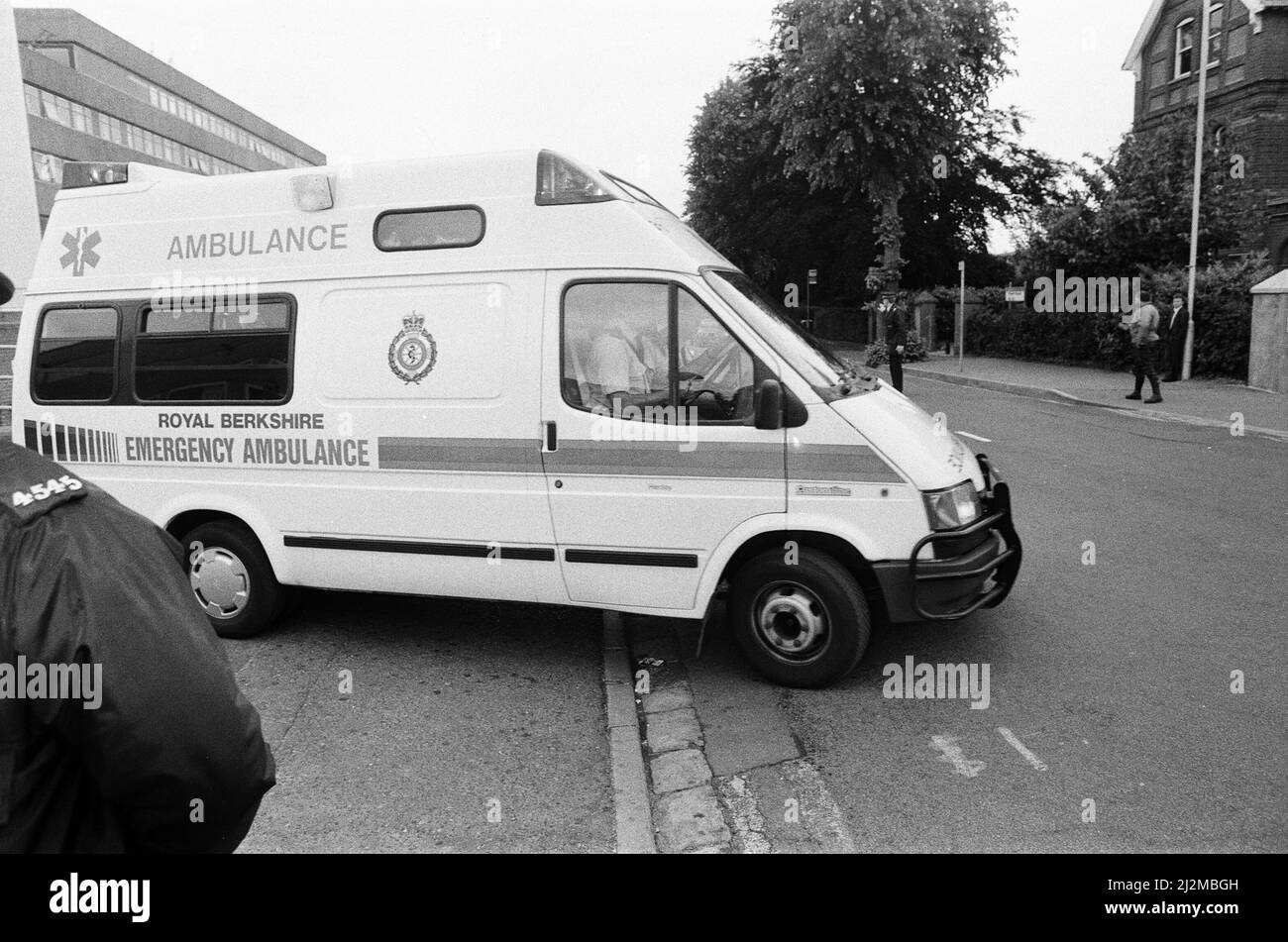 Royal Berkshire Hospital, 3rd giugno 1991. Il principe William è stato ferito in un incidente a Ludgrove, una scuola di preparazione nel Berkshire a cui è andato come un confine quando otto. Il pregiudizio è stato grave. William era stato colpito con un colpo alla testa da un club di golf con un amico, ed era stato preso per i test al Royal Berkshire Hospital. La nostra foto mostra l'ambulanza di emergenza porta il Principe William al Great Ormond Street Hospital. Foto Stock