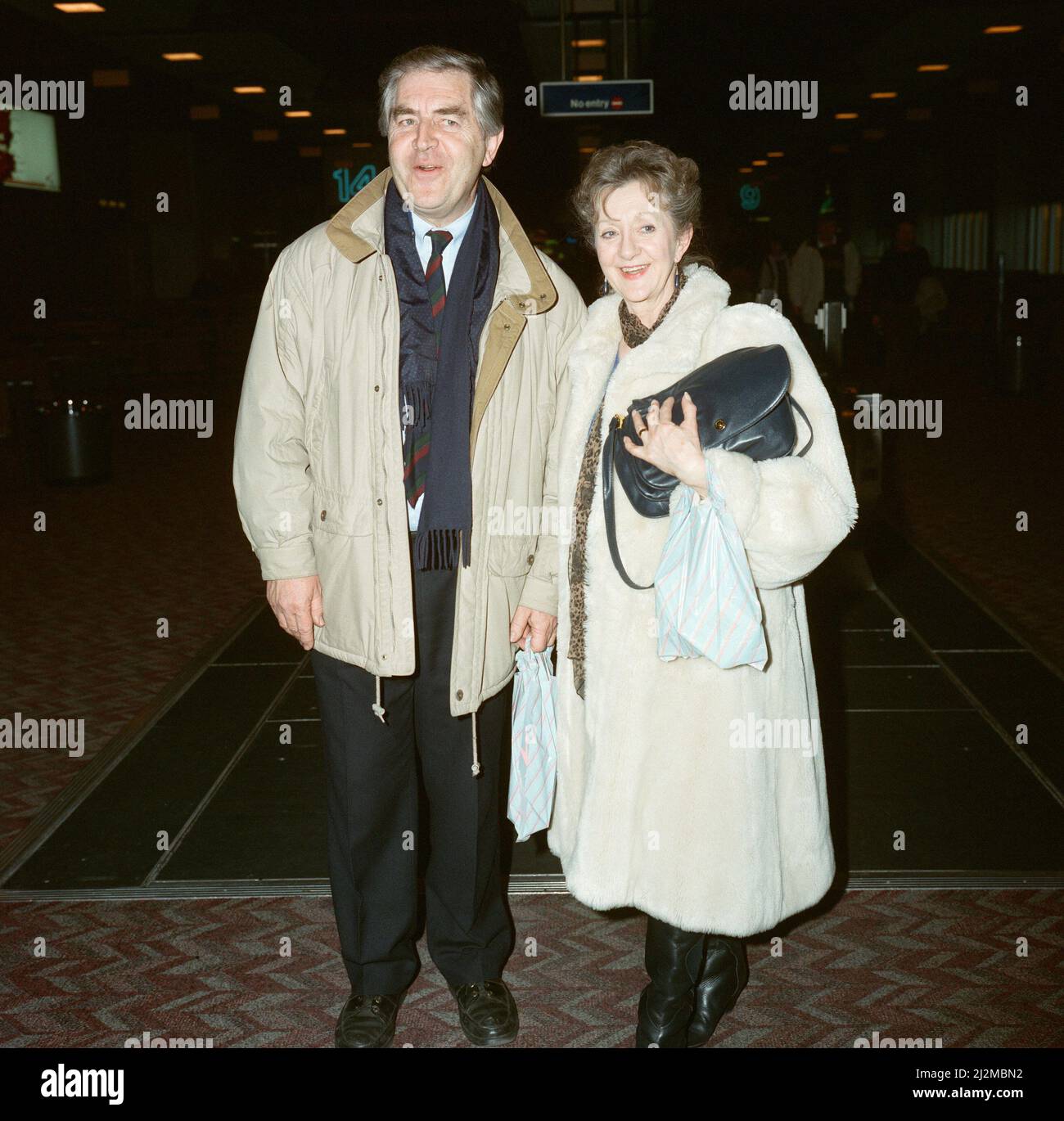 Via dell'incoronazione Thelma Barlow e Peter Baldwin all'aeroporto di Heathrow. 28th febbraio 1991. Foto Stock