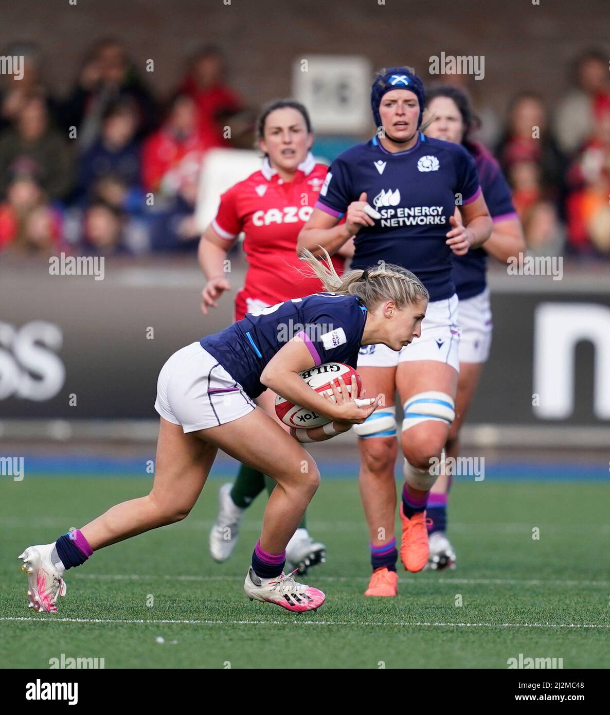 Cardiff, Galles, Regno Unito. 02nd Apr 2022. Shona Campbell (Scozia) cattura la palla durante il TikTok Womens Six Nations a Cardiff Arms Park Cardiff Regno Unito il 02 2022 aprile Credit: Graham Glendinning / GlennSports/Alamy Live News Foto Stock