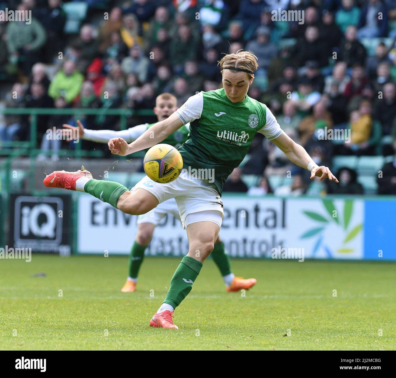 Easter Road Stadium, Edinburgh.Scotland UK.2nd April 22 Hibernian vs Dundee Utd Cinch Premiership Match. Hibs' Norwegian attaccante, Elias Melkersen, Credit: eric mccowat/Alamy Live News Foto Stock