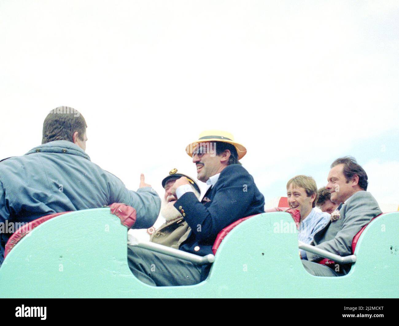 Cast of Only Fools and Horses seduta su Roller-Coaster ride, eopidose, The Jolly Boys outing, maggio 1989. Del Boy Rodney Boycie zio Boyce Albert Mike David Jason Nicholas Lyndhurst Plonker set 1989 1980s maggio Foto Stock