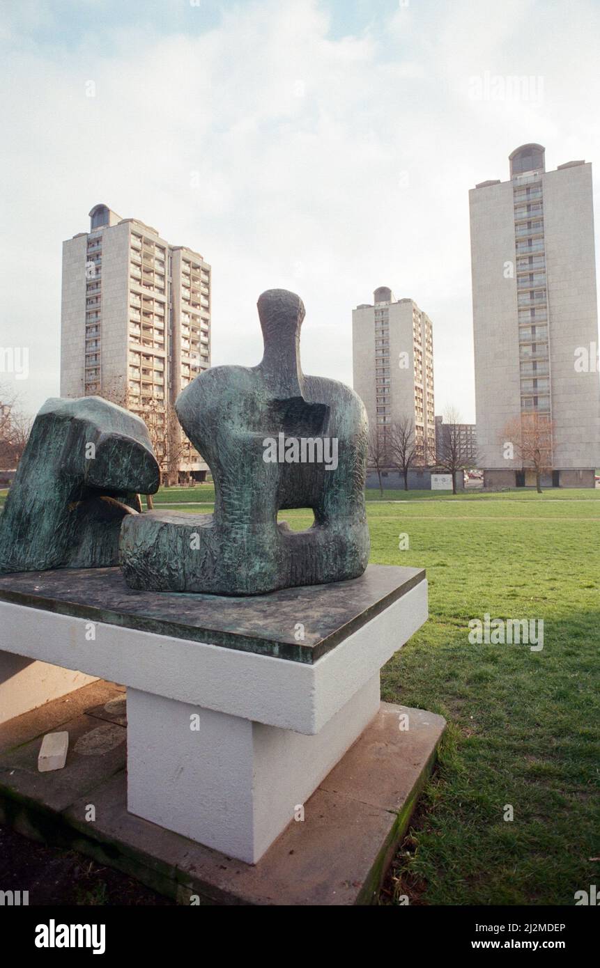 Scultura in due pezzi raffigurante il disegno n. 3 di Henry Moore. Vista generale dei blocchi della torre. Brandon Estate, Kennington, Londra. 31st gennaio 1989. Foto Stock