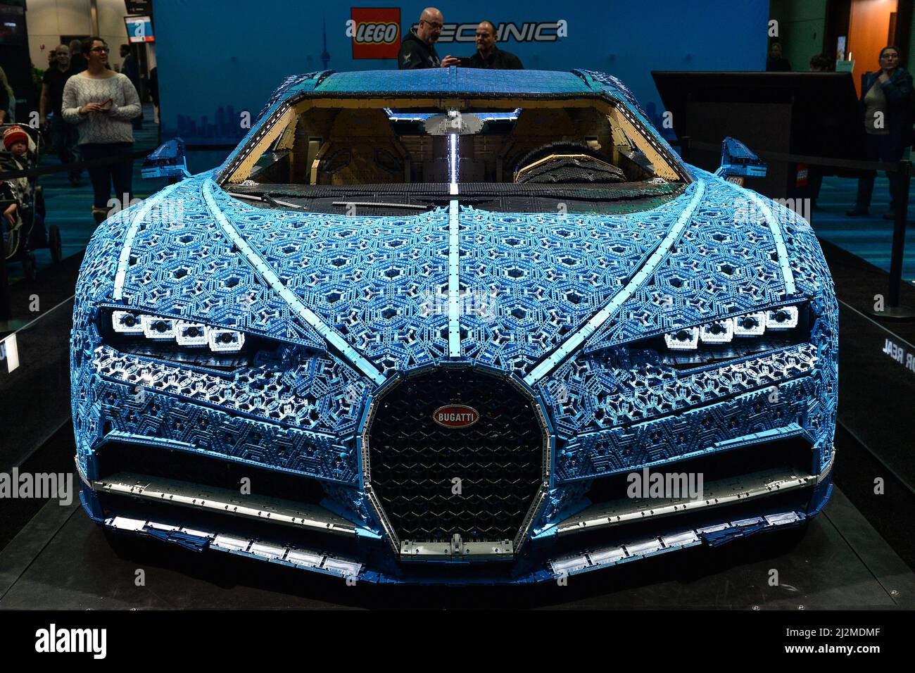 Toronto, ON, Canada - 15 febbraio 2019: Presentazione di LEGO Technic Bugatti Chiron con il motore composto da oltre 6.000 LEGO Technic Gear wh Foto Stock