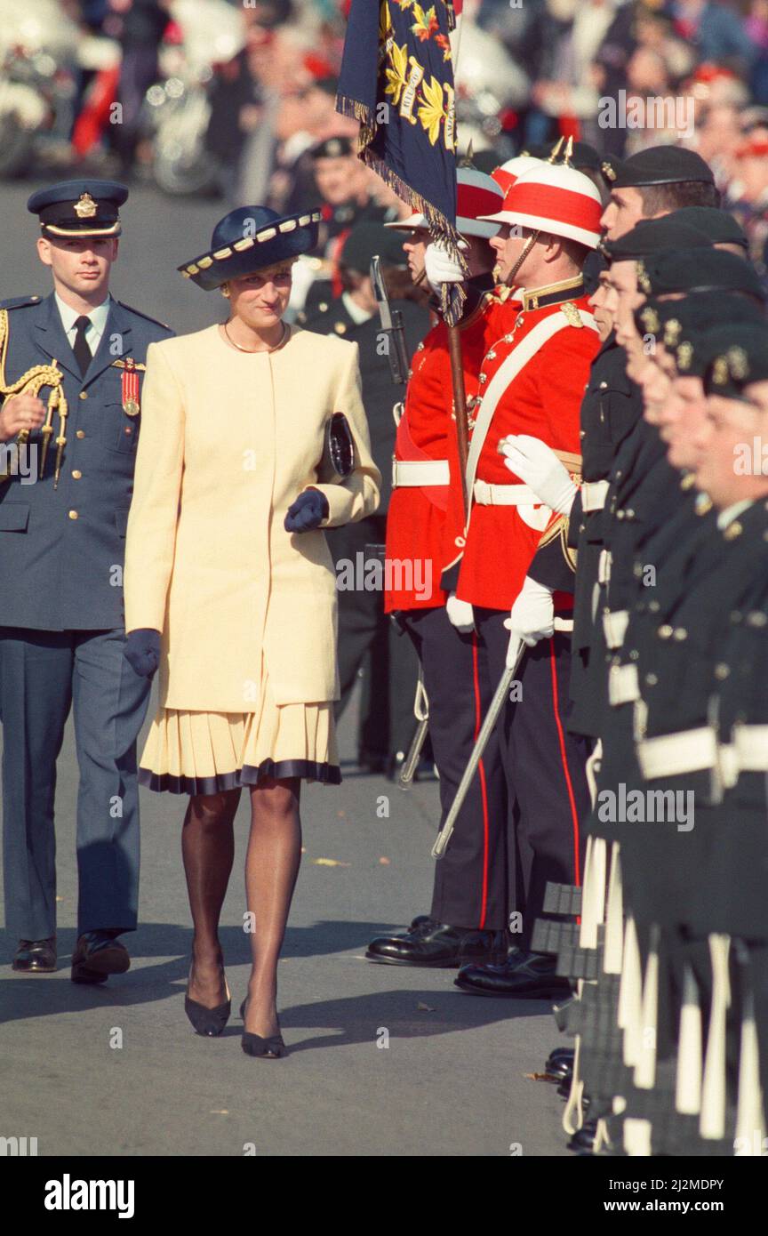 S.A.R. la Principessa del Galles, la Principessa Diana e S.A.R. il Principe di Galles, il Principe Carlo, durante il loro tour in Canada. Ottobre 1991. La foto mostra la coppia a Kingston, Ontario, Canada. A Kingston visitarono la Queens University, la Rideaucrest Retirement Home, e qui la Principessa ispeziona la guardia d'onore. Foto scattata il 28th ottobre 1991. Foto Stock