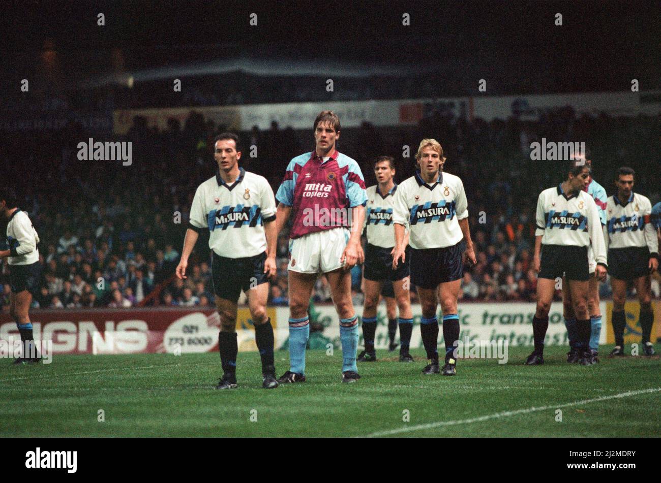 UEFA Cup 2nd round 1st LEG Match, Aston Villa 2 - 0 Inter Milano tenuto a Villa Park. Kent Nielsen nell'area Inter Punizione per un calcio d'angolo, guardato da vicino da Fausto Pizzi e Jurgen Klinsmann. 24th ottobre 1990. Foto Stock