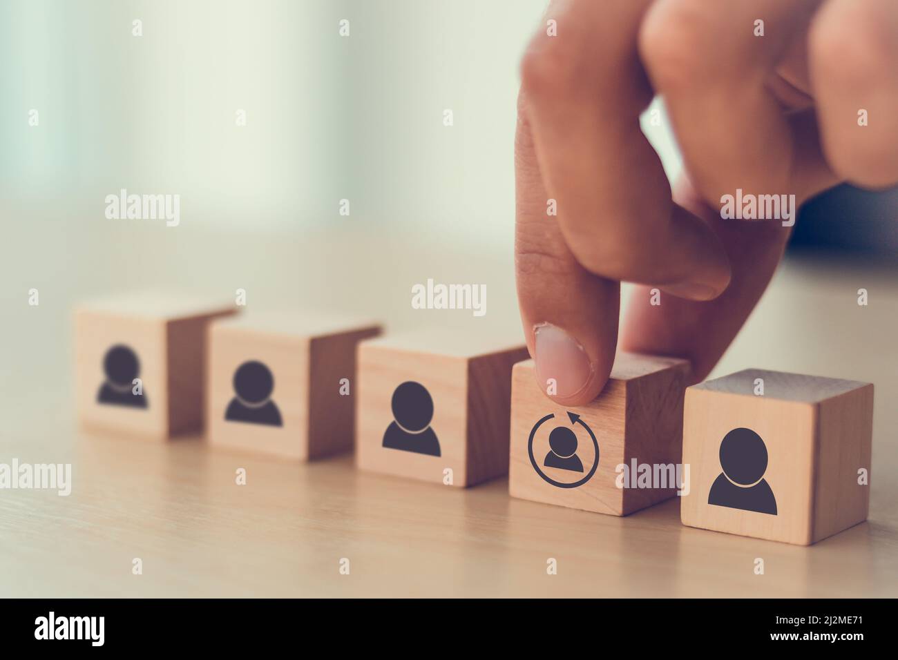 Concetto di riqualificazione per la formazione dei dipendenti su un set di competenze completamente nuovo per la crescita aziendale e la trasformazione digitale. L'uomo tiene il cubo di legno con re-sk Foto Stock