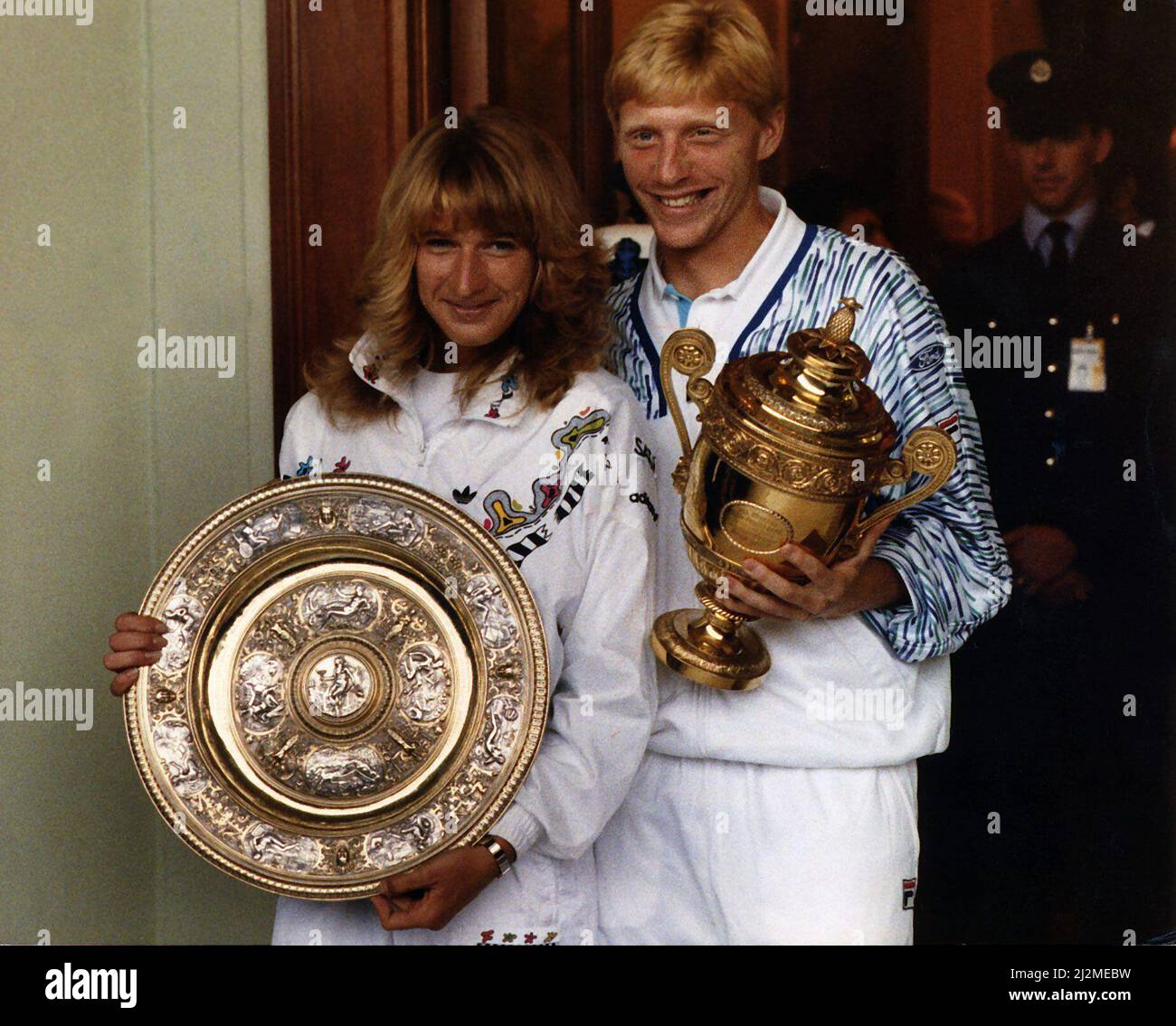 Boris Becker Tennis e Steffi Graf Tennis con i trofei vincenti dei Wimbledon Tennis Championships Foto Stock