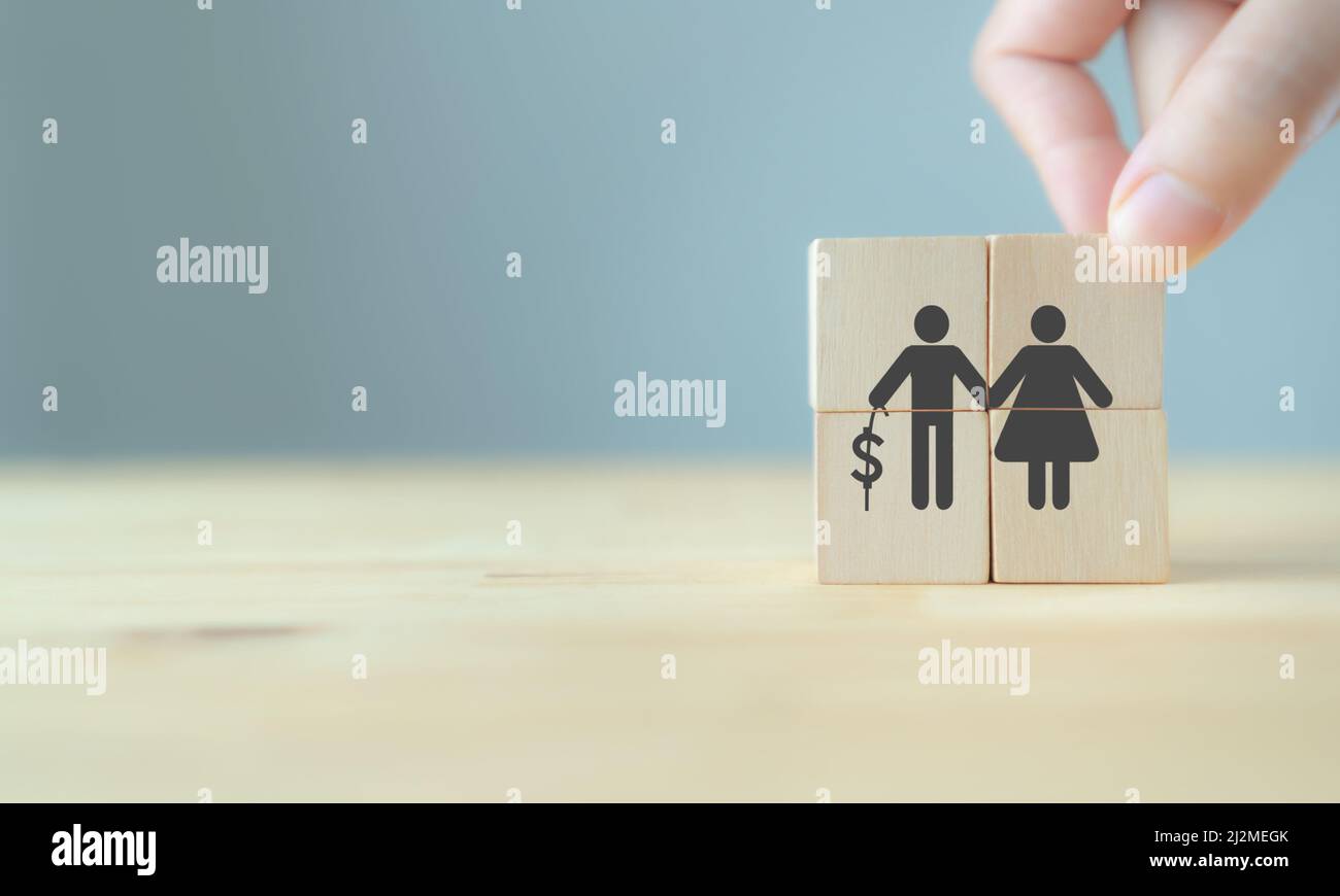 Risparmio per il concetto di previdenza e di fondo pensione. Il piano finanziario degli anziani e la crescita del denaro per una vita stabile. Cubi di legno con assicurazione pensione symb Foto Stock