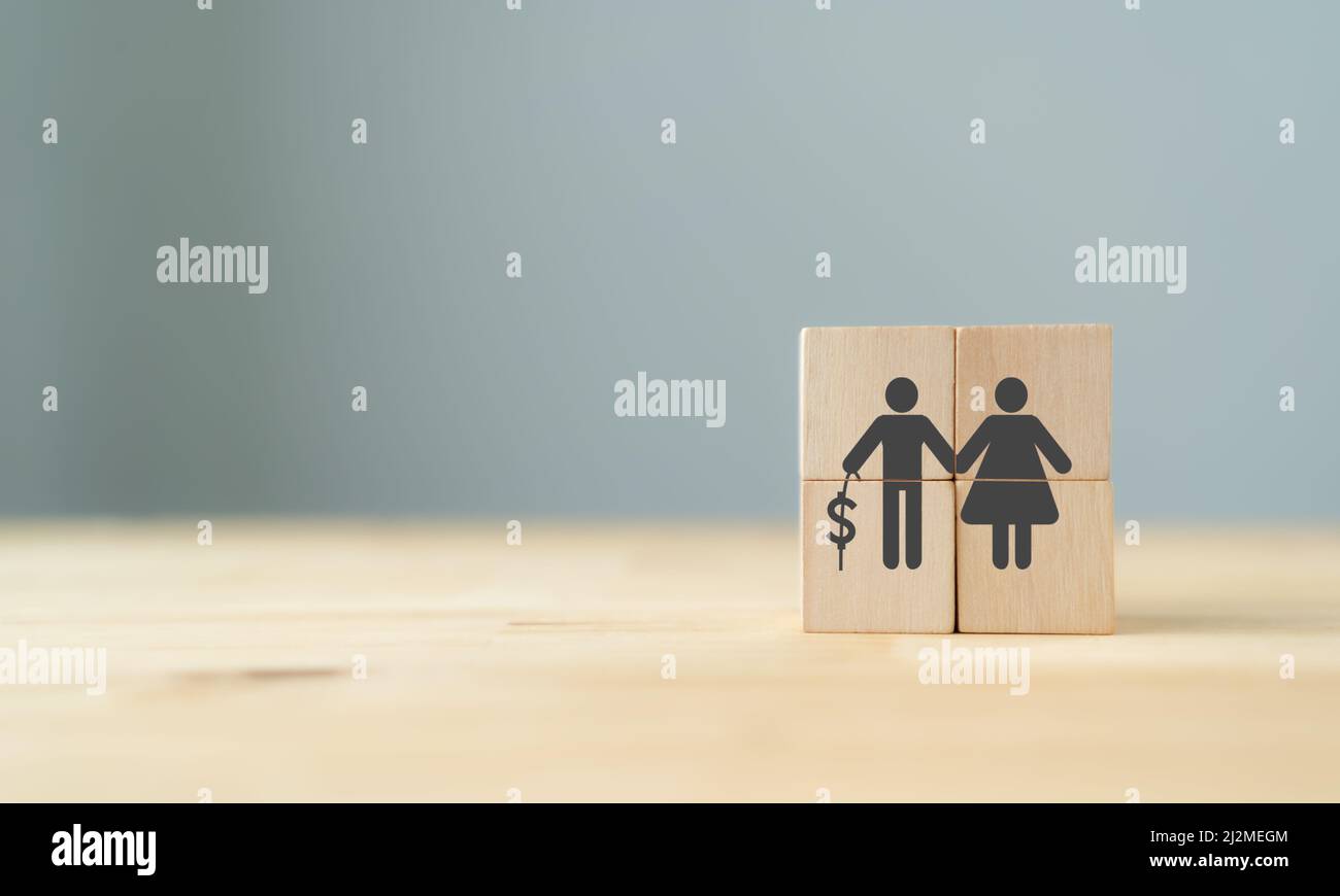 Risparmio per il concetto di previdenza e di fondo pensione. Il piano finanziario degli anziani e la crescita del denaro per una vita stabile. Cubi di legno con assicurazione pensione symb Foto Stock