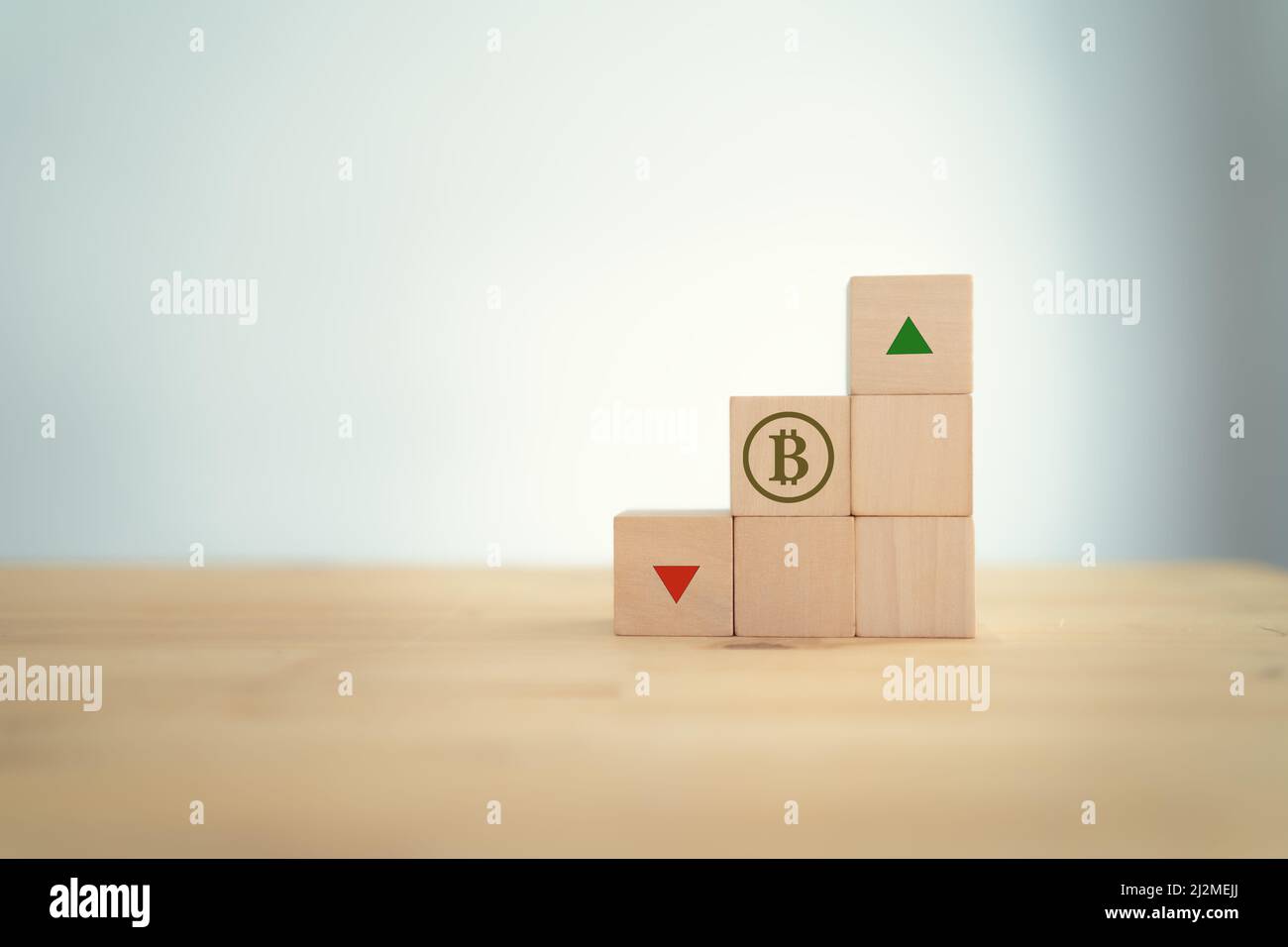 Bitcoin cripto valuta; concetto di investimento finanziario. Concetto di utile positivo e perdita negativa. Bitcoin & freccia simboleggiando su cubi di legno che th Foto Stock