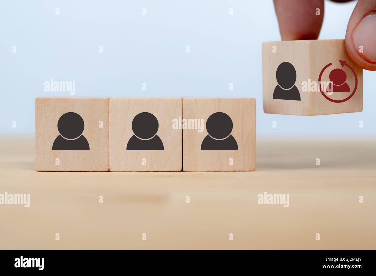 Concetto di riqualificazione per la formazione dei dipendenti su un set di competenze completamente nuovo per la crescita aziendale e la trasformazione digitale. L'uomo capovolge il cubo di legno con re-sk Foto Stock