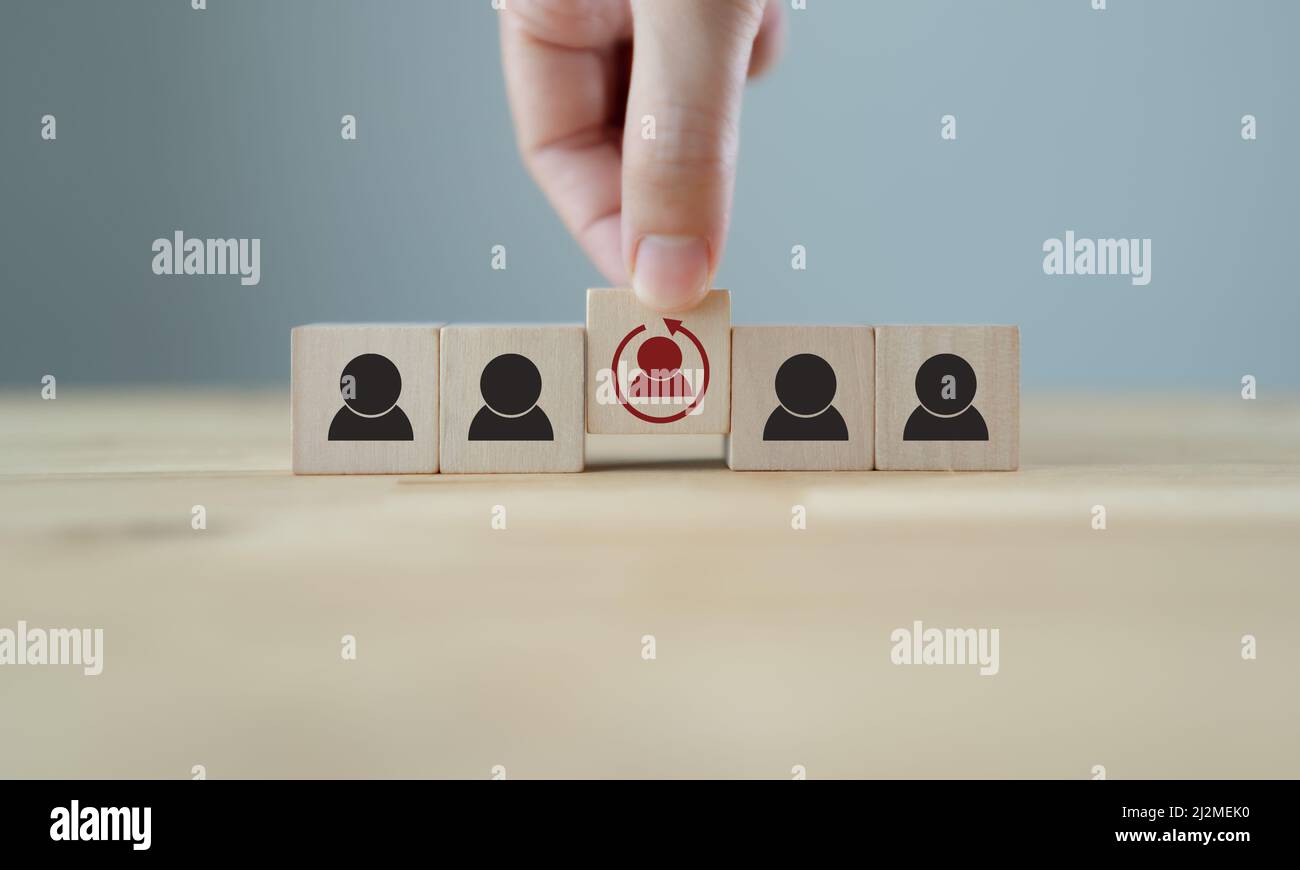 Concetto di riqualificazione per la formazione dei dipendenti su un set di competenze completamente nuovo per la crescita aziendale e la trasformazione digitale. L'uomo tiene il cubo di legno con re-sk Foto Stock