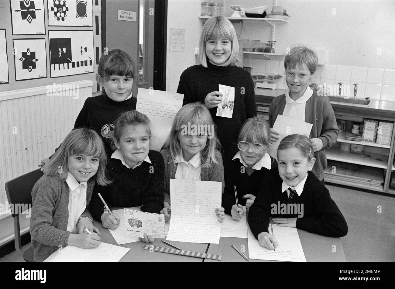 Gli alunni di una scuola Golcar stanno creando un legame storico con l'URSS. I giovani della scuola C di e Junior di San Giovanni scrivono agli alunni di una scuola del Kazakistan, una delle 15 repubbliche dell'URSS. La scuola si trova nella città di Kustanai e sarà la prima volta nella storia della città sovietica che i bambini hanno scritto a penna amici in Inghilterra. Mettendo la penna alla carta per forgiare il collegamento sono Rowan Crompton, Hannah Shaw, Yvonne Atkinson, Helen Maynard, Stacey Frost, Danielle Eastwood, Helen Stringer e Elizabeth Wood. 6th novembre 1989. Foto Stock