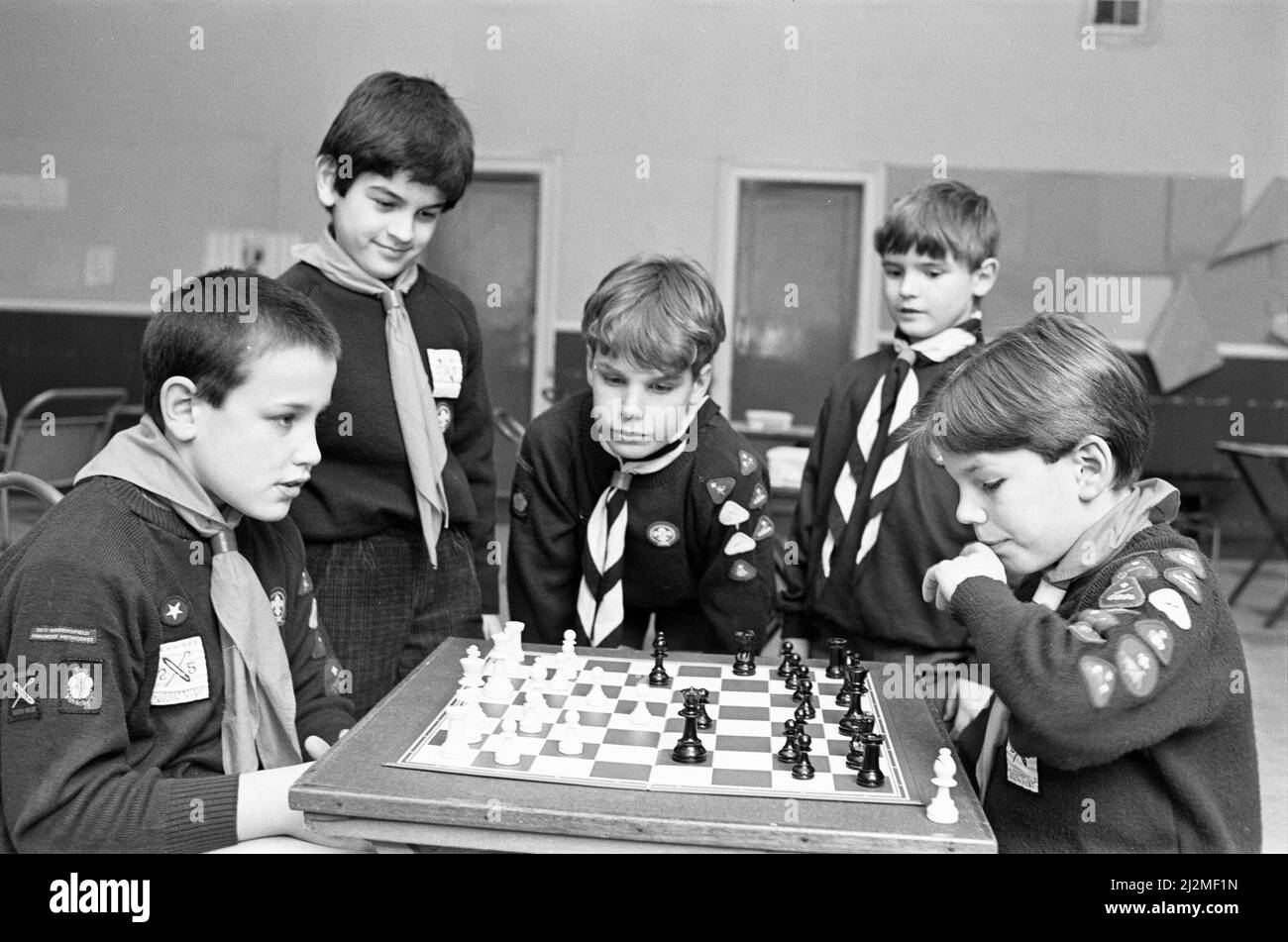 Nine Cub Pack hanno partecipato alla competizione annuale di scacchi del distretto sud-occidentale di Huddersfield. Nella foto dell'evento a Marsden Scout gruppo¿ quartier generale nel villaggio¿ United Reformed Church sono (da sinistra) Karl Turrell, Luke Moghaddam, Oliver Stephenson, Matthew Johnson e Philip Rawnsley. Il vincitore è stato Crosland Hill Cub Paul Trueman, con Longwood¿ Luke Moghaddam secondo e Crosland Hill¿ Neil burling terzo. Il trofeo e i certificati sono stati presentati dal commissario distrettuale Geoff Ramm, 17th febbraio 1991. Foto Stock