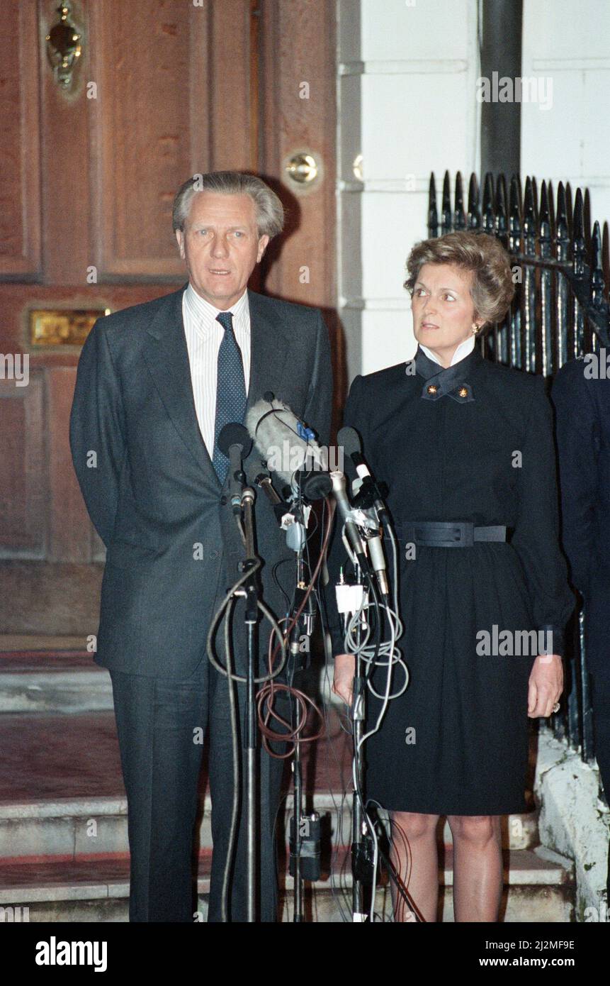 Michael Heseltine concede la vittoria per la leadership del partito conservatore a John Major. Raffigurata al di fuori della sua casa Belgravia, la moglie Anne al suo fianco . 27th novembre 1990. Foto Stock