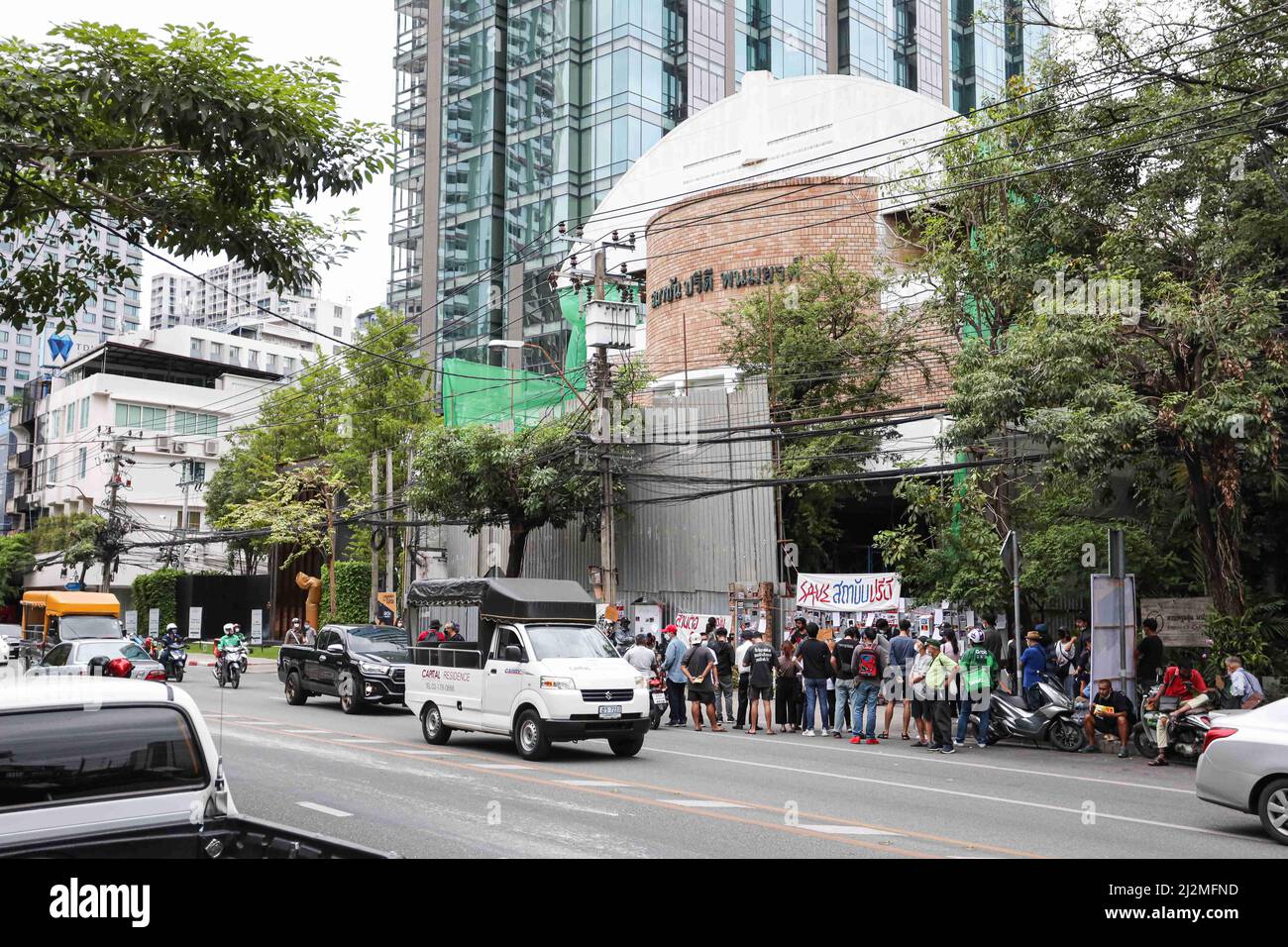 2 aprile 2022, Bangkok, Thailandia: Thalufah Group organizza attività di protezione dell'Istituto Pride Banomyong dopo che la Fondazione Pride Banomyong ha aperto l'asta per il settore privato per la costruzione di un ufficio commerciale e ha diviso alcune aree come sede dell'Istituto Pride Banomyong a causa del problema della mancanza di reddito della Fondazione; Il gruppo Thalufah non è d'accordo con la trasformazione dell'uso dello spazio per esprimere idee, arti e democrazia della nuova generazione in un ufficio commerciale e contrariamente allo scopo dell'insegnante Angoon Malik donatori della Fondazione Pride Banomyong stabilire Foto Stock