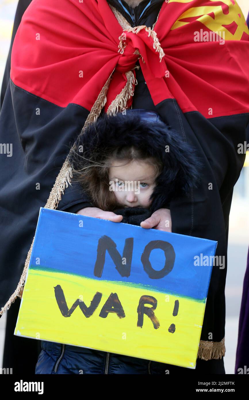 Manchester, Regno Unito. 2nd aprile 2022. La comunità Ucraina di Greater Manchester si unisce a sostegno dell'Ucraina, dei Piccadilly Gardens, Manchester, Regno Unito. Credit: Barbara Cook/Alamy Live News Foto Stock