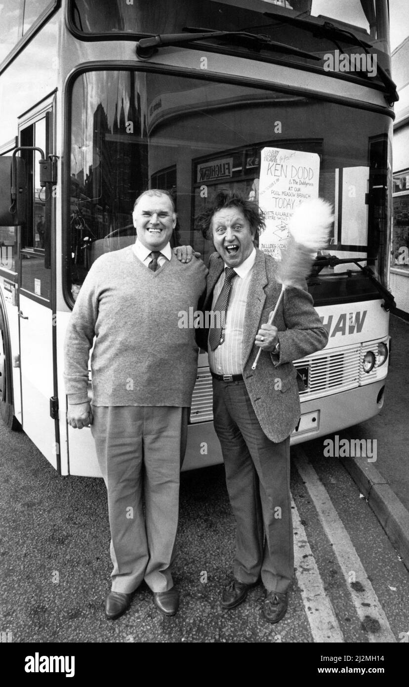 Ken Dodd scende alla stazione degli autobus di Coventry's Pool Meadow per visitare l'operatore di pullman Harry Shaw, che sta organizzando viaggi in pullman per lo spettacolo di Ken al London Palladium nel corso di quest'anno. 25th giugno 1990. Foto Stock