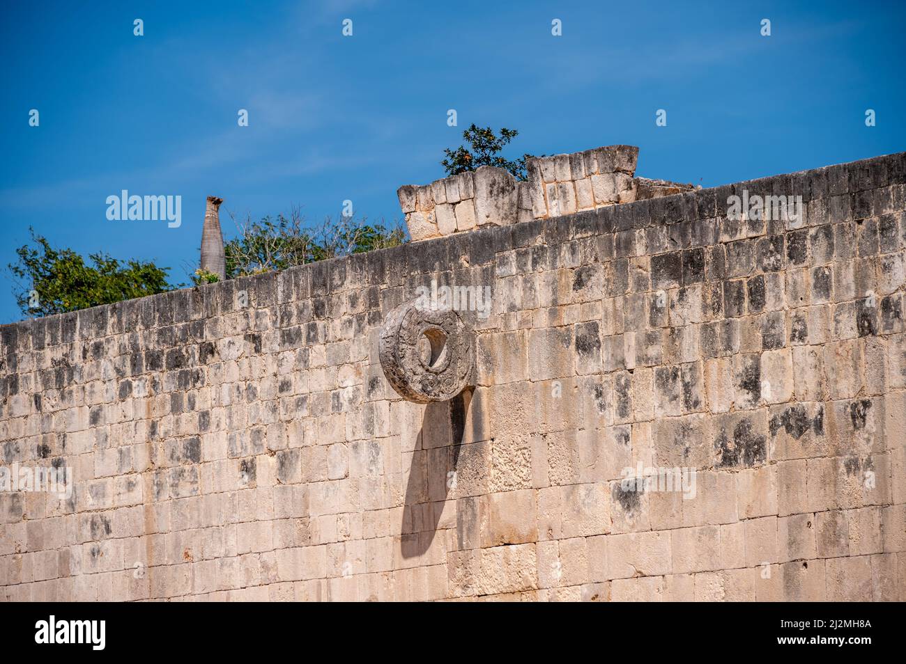 Pista, Messico - 25 marzo 2022: Dettagli del Gran Juego de Pelota a Chichen Itza. Foto Stock