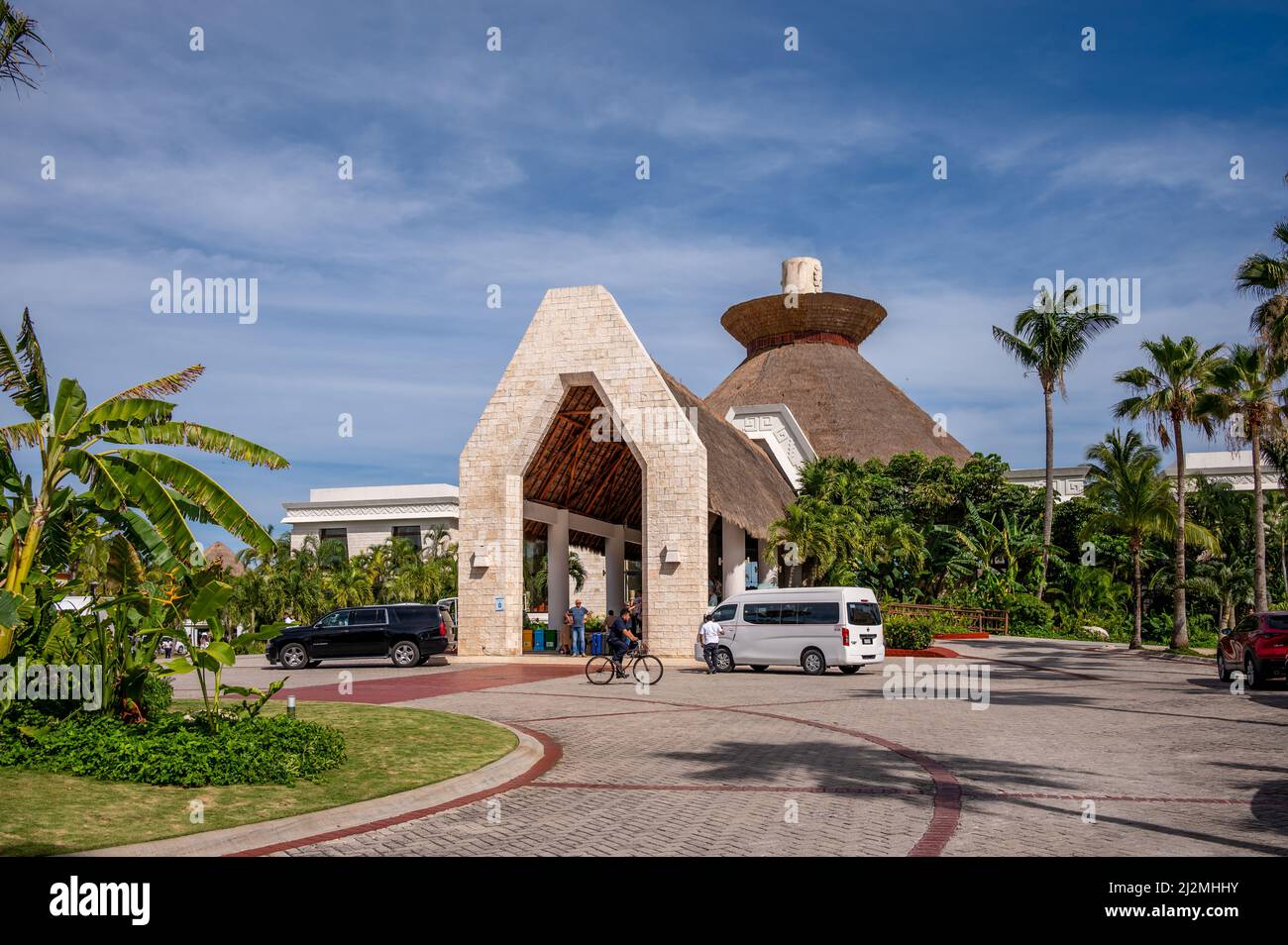 Tulum, Messico - 26 marzo 2022: Vista degli edifici della lobby al Bahia Principe Grand Tulum nella Riviera Maya. Foto Stock