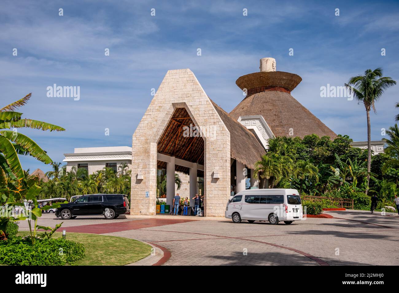 Tulum, Messico - 26 marzo 2022: Vista degli edifici della lobby al Bahia Principe Grand Tulum nella Riviera Maya. Foto Stock