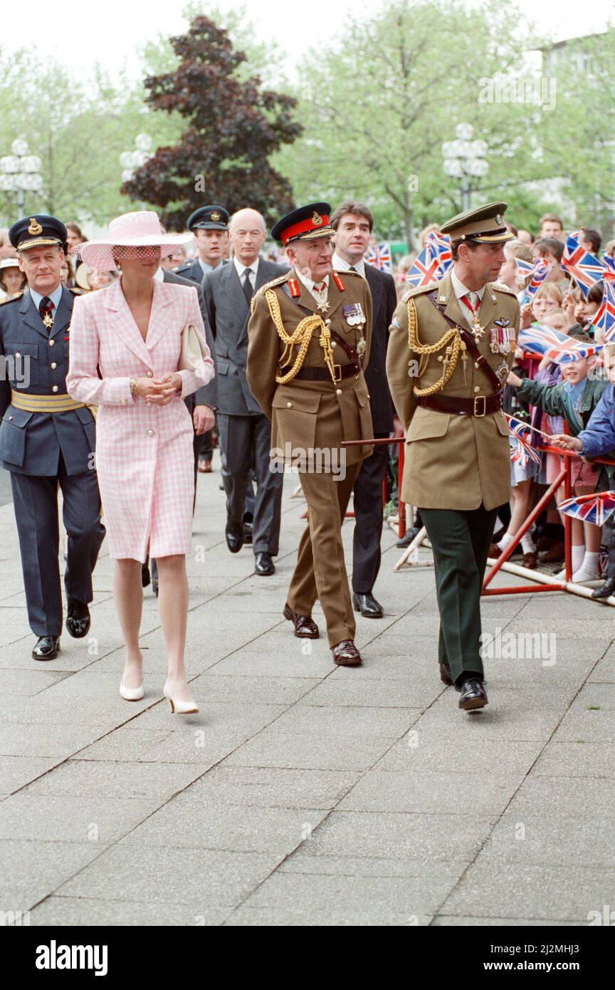 HRH la Principessa del Galles, la Principessa Diana e HRH il Principe del Galles visitano Munster in Germania. Hanno partecipato ad un pranzo del Ringraziamento della Vittoria della Guerra del Golfo. La guerra del Golfo iniziò il 2nd agosto 1990 e terminò il 28th febbraio 1991. Molte delle truppe britanniche erano di stanza in Germania. La principessa indossa un abito coordinato di cappotto di lana di controllo rosa e bianco di Catherine Walker e un cappello Philip Somerville con veli.The vestito si stringe davanti con grande doratura e bottoni perla immagine presa 12th giugno 1991 Foto Stock