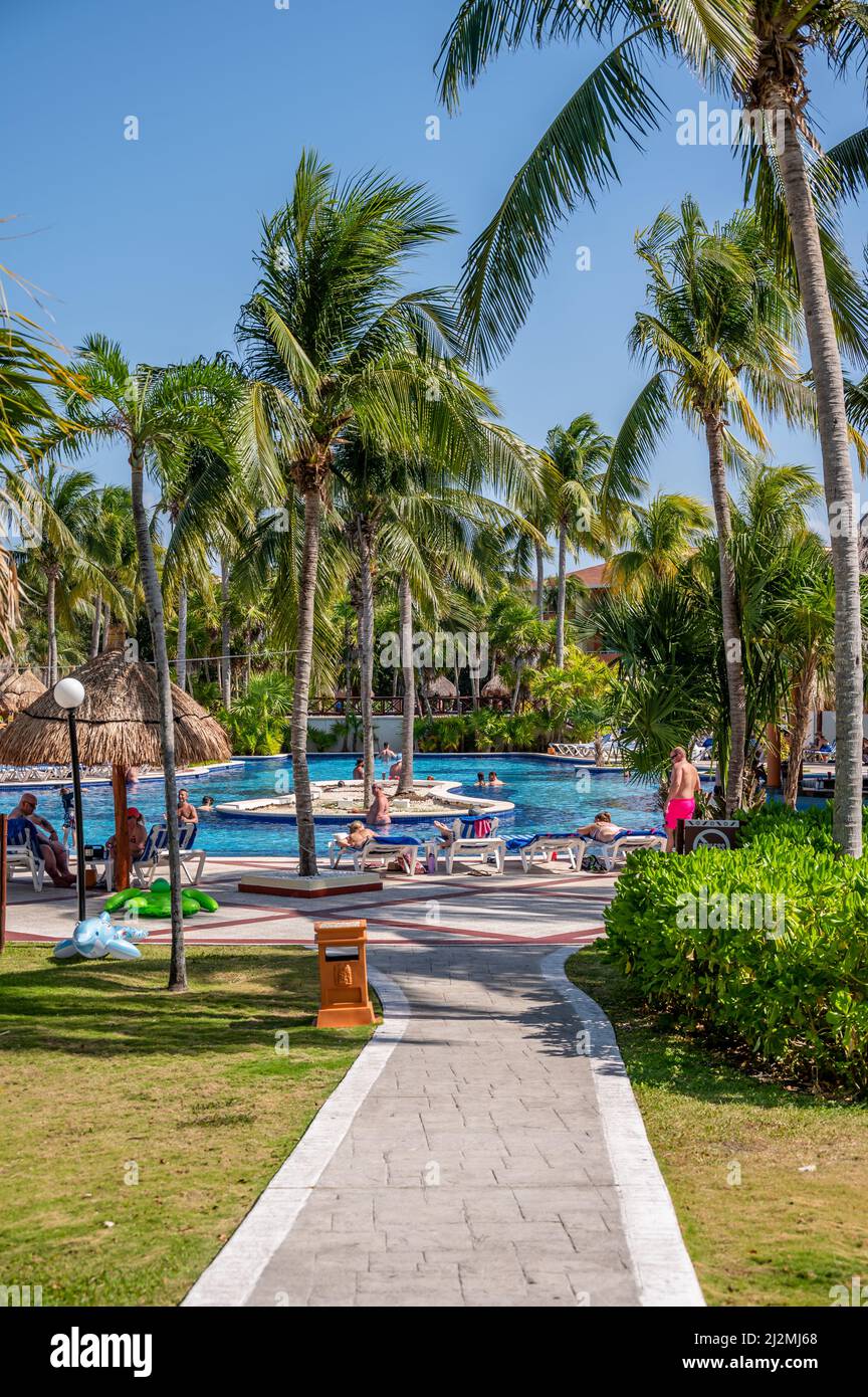 Tulum, Messico - 29 marzo 2022: Vista delle piscine dell'hotel al Bahia Principe Grand Coba nella Riviera Maya. Foto Stock