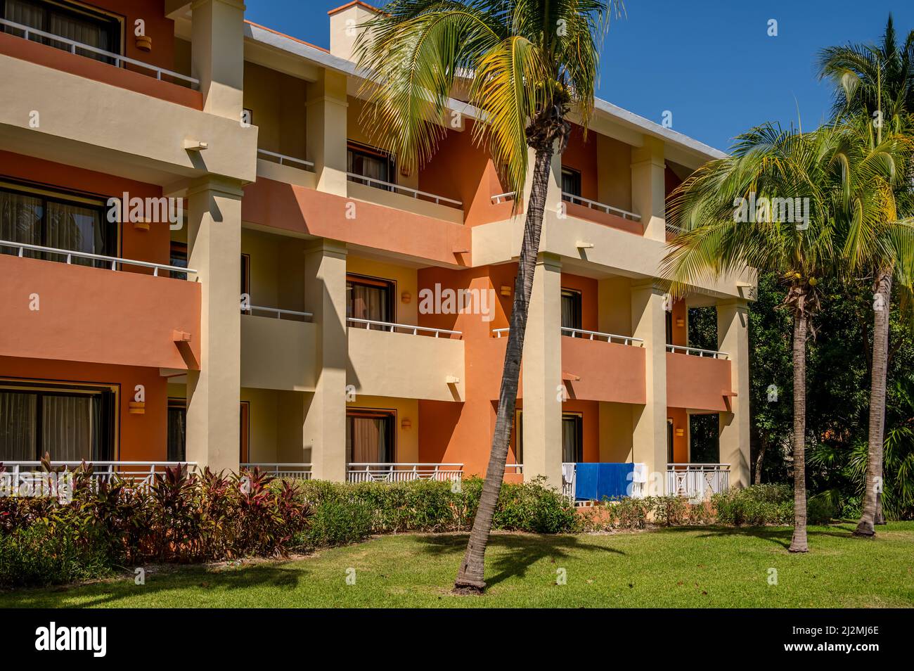 Tulum, Messico - 29 marzo 2022: Vista degli edifici alberghieri al Bahia Principe Grand Coba nella Riviera Maya. Foto Stock