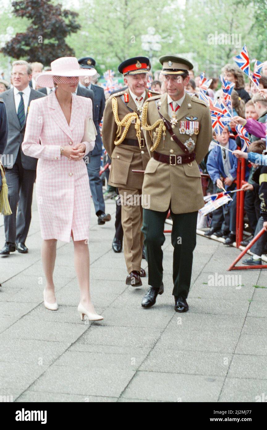 HRH la Principessa del Galles, la Principessa Diana e HRH il Principe del Galles visitano Munster in Germania. Hanno partecipato ad un pranzo del Ringraziamento della Vittoria della Guerra del Golfo. La guerra del Golfo iniziò il 2nd agosto 1990 e terminò il 28th febbraio 1991. Molte delle truppe britanniche erano di stanza in Germania. La principessa indossa un abito coordinato di cappotto di lana di controllo rosa e bianco di Catherine Walker e un cappello Philip Somerville con veli.The vestito si stringe davanti con grande doratura e bottoni perla immagine presa 12th giugno 1991 Foto Stock