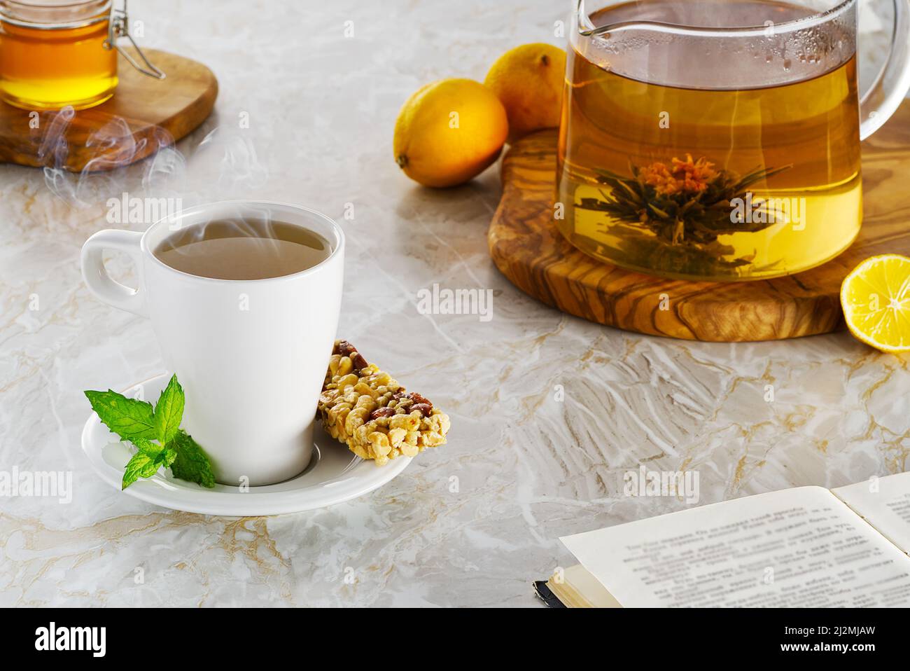 Tè bevanda calda con vapore su sfondo vecchio in composizione sul tavolo Foto Stock