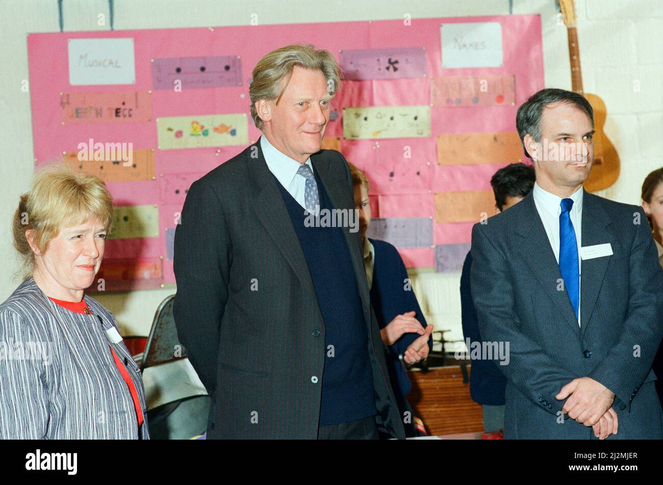 Michael Heseltine visita Chiltern Edge School, Sonning Common. 15th febbraio 1991. Foto Stock
