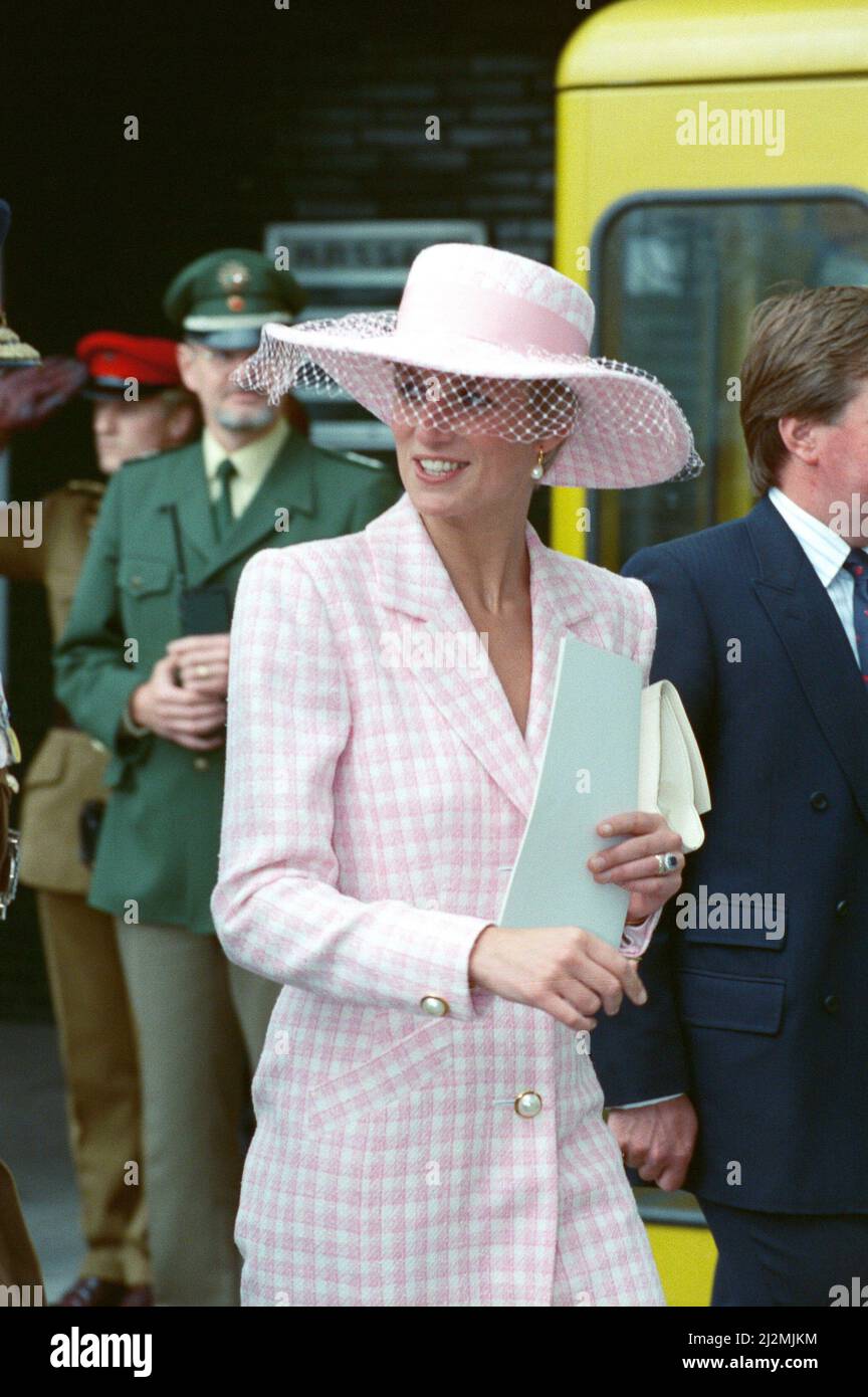 HRH la Principessa del Galles, la Principessa Diana e HRH il Principe del Galles visitano Munster in Germania. Hanno partecipato ad un pranzo del Ringraziamento della Vittoria della Guerra del Golfo. La guerra del Golfo iniziò il 2nd agosto 1990 e terminò il 28th febbraio 1991. Molte delle truppe britanniche erano di stanza in Germania. La principessa indossa un abito coordinato di cappotto di lana di controllo rosa e bianco di Catherine Walker e un cappello Philip Somerville con veli.The vestito si stringe davanti con grande doratura e bottoni perla immagine presa 12th giugno 1991 Foto Stock
