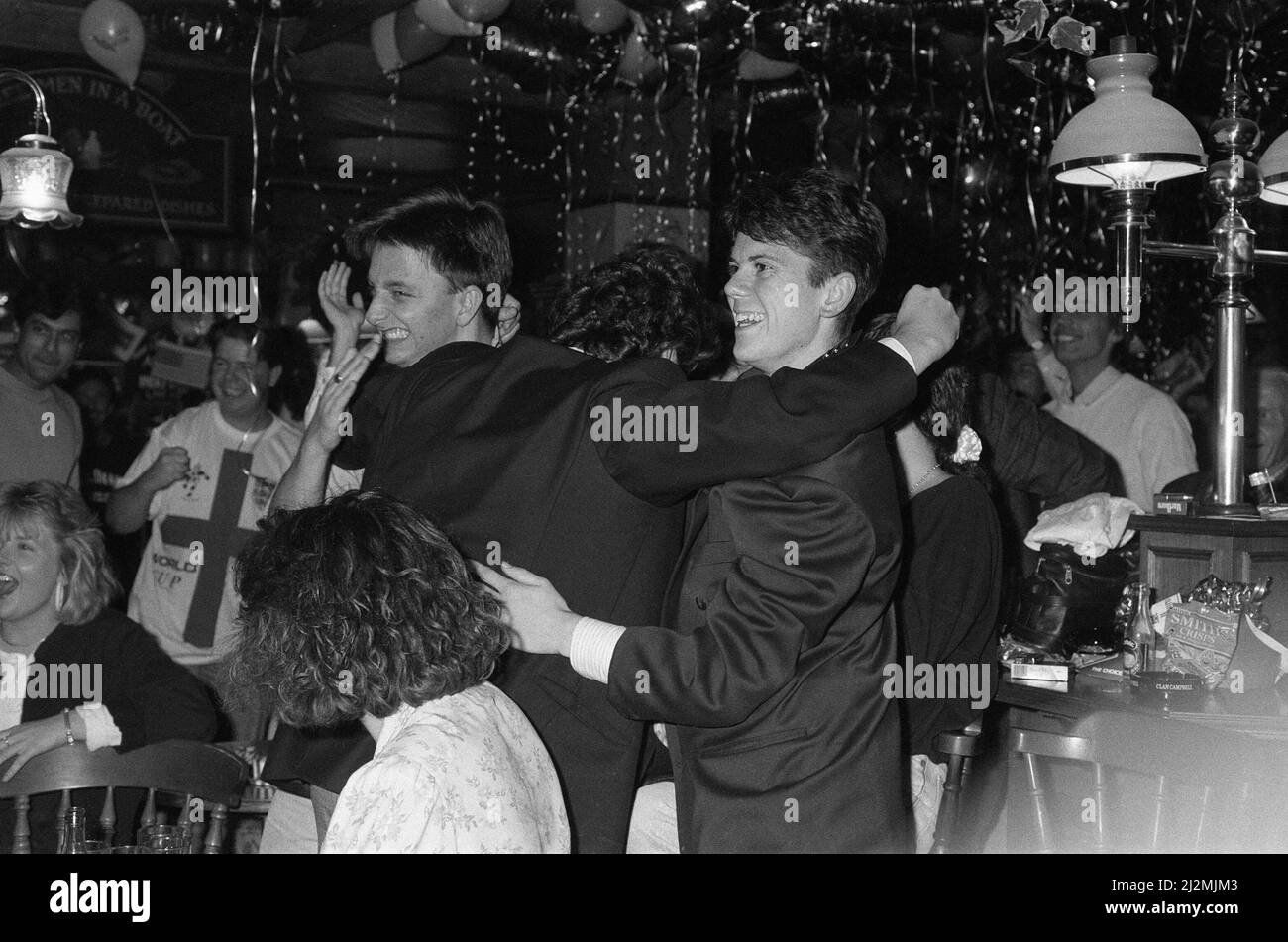 Gli appassionati di football che guardano l'Inghilterra nella loro semifinale durante la Coppa del mondo FIFA 1990 al Three Men in a Boat pub. 4th luglio 1990. Foto Stock