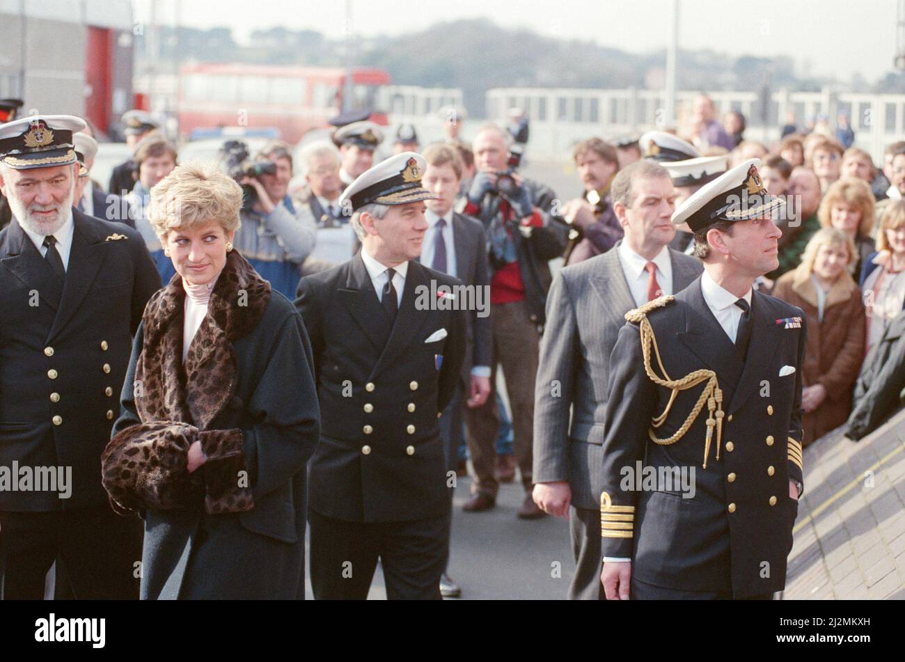 S.A.R. la Principessa del Galles, la Principessa Diana, E S.A.R. il Principe Carlo, il Principe del Galles, visita Devonport, Plymouth, Devon, per incontrare le famiglie delle truppe che si trovano nella zona della Guerra del Golfo. La visita della coppia reale ha contribuito a criticare ancora che i reali non stanno mostrando abbastanza sostegno per le nostre truppe. Foto scattata il 11th febbraio 1991 Foto Stock