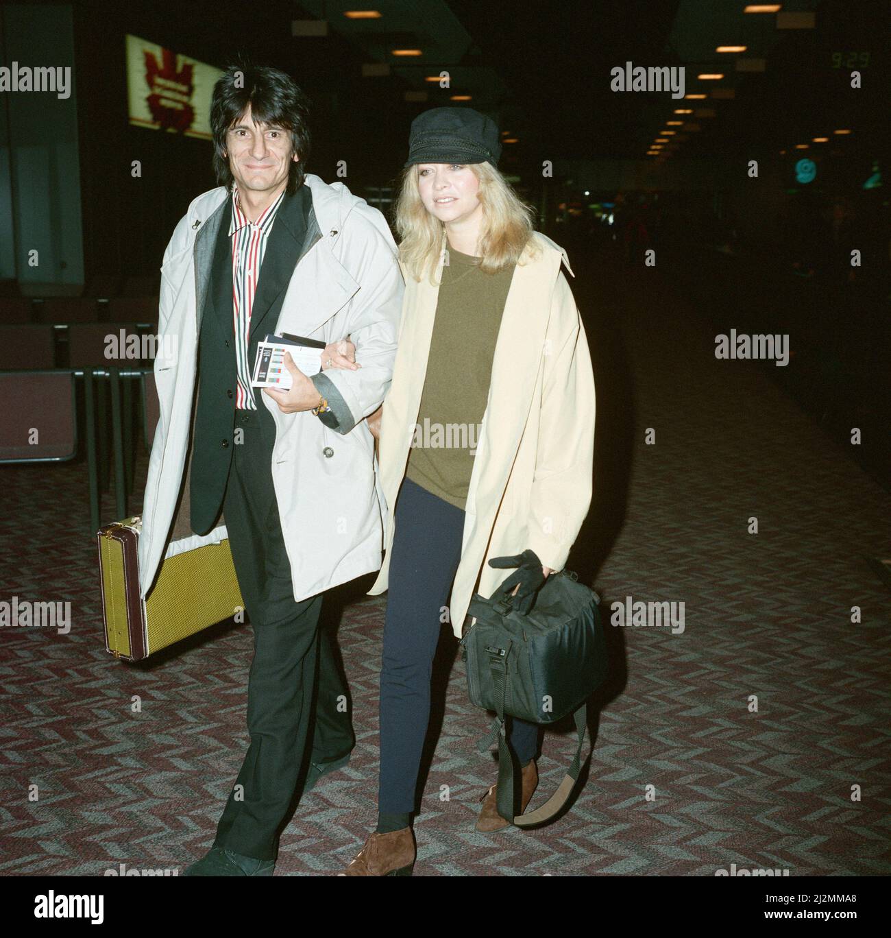 Ronnie Wood e sua moglie Jo all'aeroporto di Heathrow. 28th febbraio 1991. Foto Stock