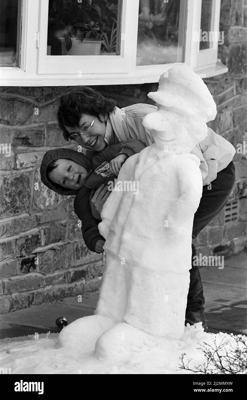 Esso¿ postino Pat... La signora Christine Dixon e due anni di Tristan con loro speciale pupazzo di neve che ha causato molto scalpore in Netherton. Il 12 febbraio 1991. Foto Stock