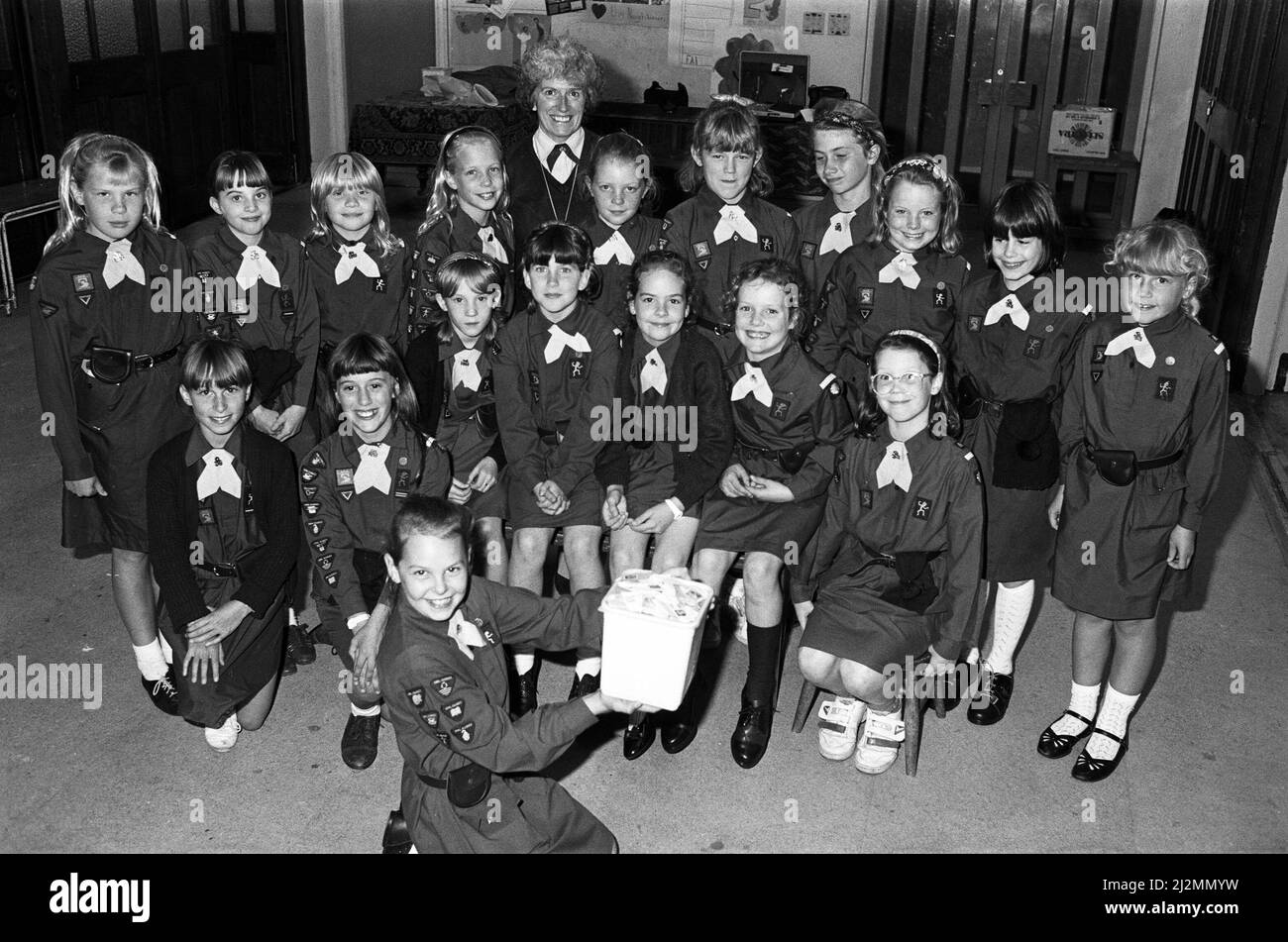 Le ragazze dal pacchetto di Brownie del metodista del Monte stanno contribuendo ad amplificare lo Stampede di pressa di arresto. I Brownies sono impegnati a raccogliere un sacco di usato corrente emissione, vecchi e francobolli stranieri per l'appello e noi passeremo la collezione su Kirkwood Hospice, che utilizzano i francobolli per raccogliere denaro per il loro lavoro. 18th settembre 1990. Foto Stock