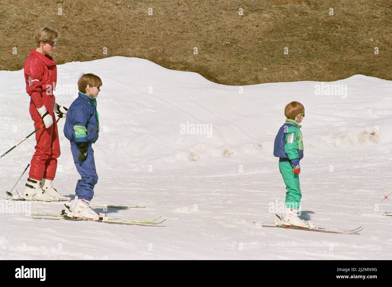 S.A.R. la Principessa del Galles, la Principessa Diana, e i suoi figli William e Harry in una vacanza sciistica in Svizzera.il Principe Carlo deve unirsi a loro dopo aver completato alcuni impegni. **Nota agli editori: The Mirror Cutting 8th Aprile 1991 dice che il viaggio è in Svizzera. Non si dice se si trovano effettivamente a Klosters, in Svizzera. Tuttavia, altre ricerche su internet dicono che questo viaggio è a Lech in Austria*** questo è il primo viaggio da sci dal tragico incidente a Klosters tre anni fa, dove il maggiore Hugh Lindsay è morto. Allora, Diana abbassò di nuovo tutti gli inviti a sciare. Foto scattata il 7th Apr Foto Stock