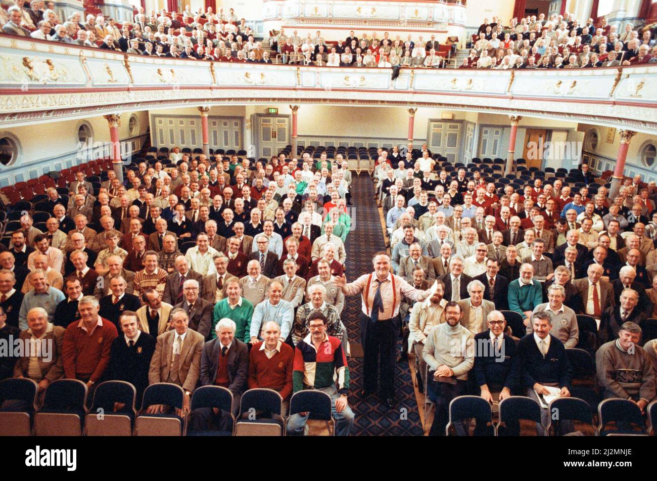 Perfetta armonia... direttore ospite, William Relton, è stato fotografato di provare nel municipio di Huddersfield con alcune delle voci maschili massaggiate dello Yorkshire che canteranno per carità il mese prossimo. Un totale di 26 cori di voce maschile della regione parteciperanno all'evento all'Albert Hall di Londra sabato 23 novembre. Honley, Gledholt, Skelmanthorpe e Colne Valley Voice Choirs parteciperanno tutti al festival che quest'anno ha ricevuto la sponsorizzazione £10.000 dalla Yorkshire Building Society. Organizzato da Ron Massey, il concerto è stato promosso dal Comitato Huddersfield della Foto Stock