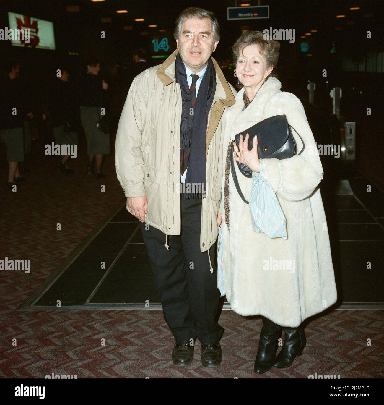 Via dell'incoronazione Thelma Barlow e Peter Baldwin all'aeroporto di Heathrow. 28th febbraio 1991. Foto Stock