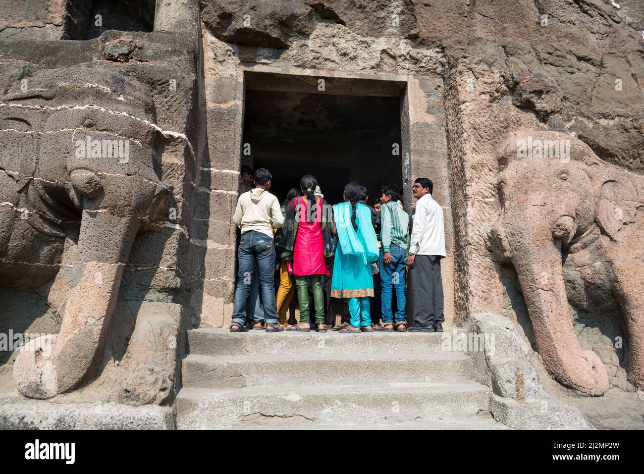 Sculture di elefanti all'ingresso della Grotta 16 a Ajanta, Maharashtra, India Foto Stock