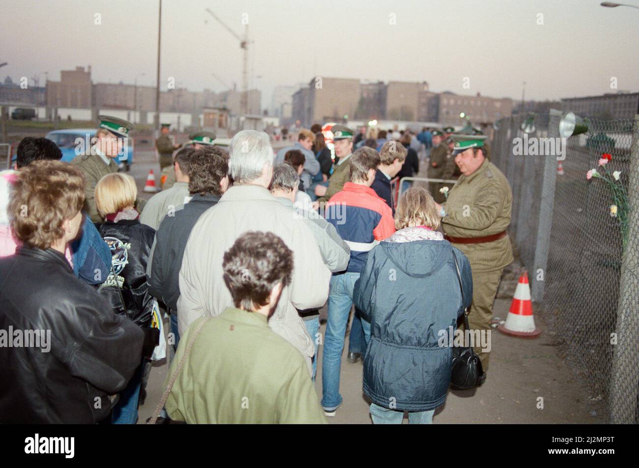 Berlino Ovest, Germania, 10 giorni dopo il rilassamento del valico di frontiera da parte del governo della RDT. Ciò ha permesso ai cittadini della germania orientale di attraversare Berlino ovest e la Germania ovest, foto scattate il 19th novembre 1989. Nella foto: Le guardie di frontiera eseguono i controlli più cursory Foto Stock