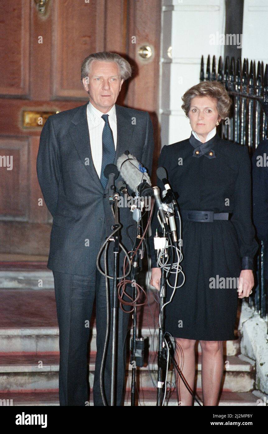 Michael Heseltine concede la vittoria per la leadership del partito conservatore a John Major. Raffigurata al di fuori della sua casa Belgravia, la moglie Anne al suo fianco . 27th novembre 1990. Foto Stock