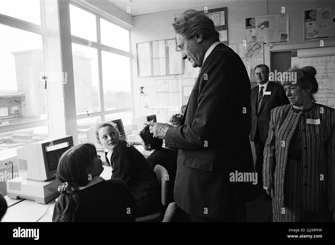 Michael Heseltine visita Chiltern Edge School, Sonning Common. 15th febbraio 1991. Foto Stock
