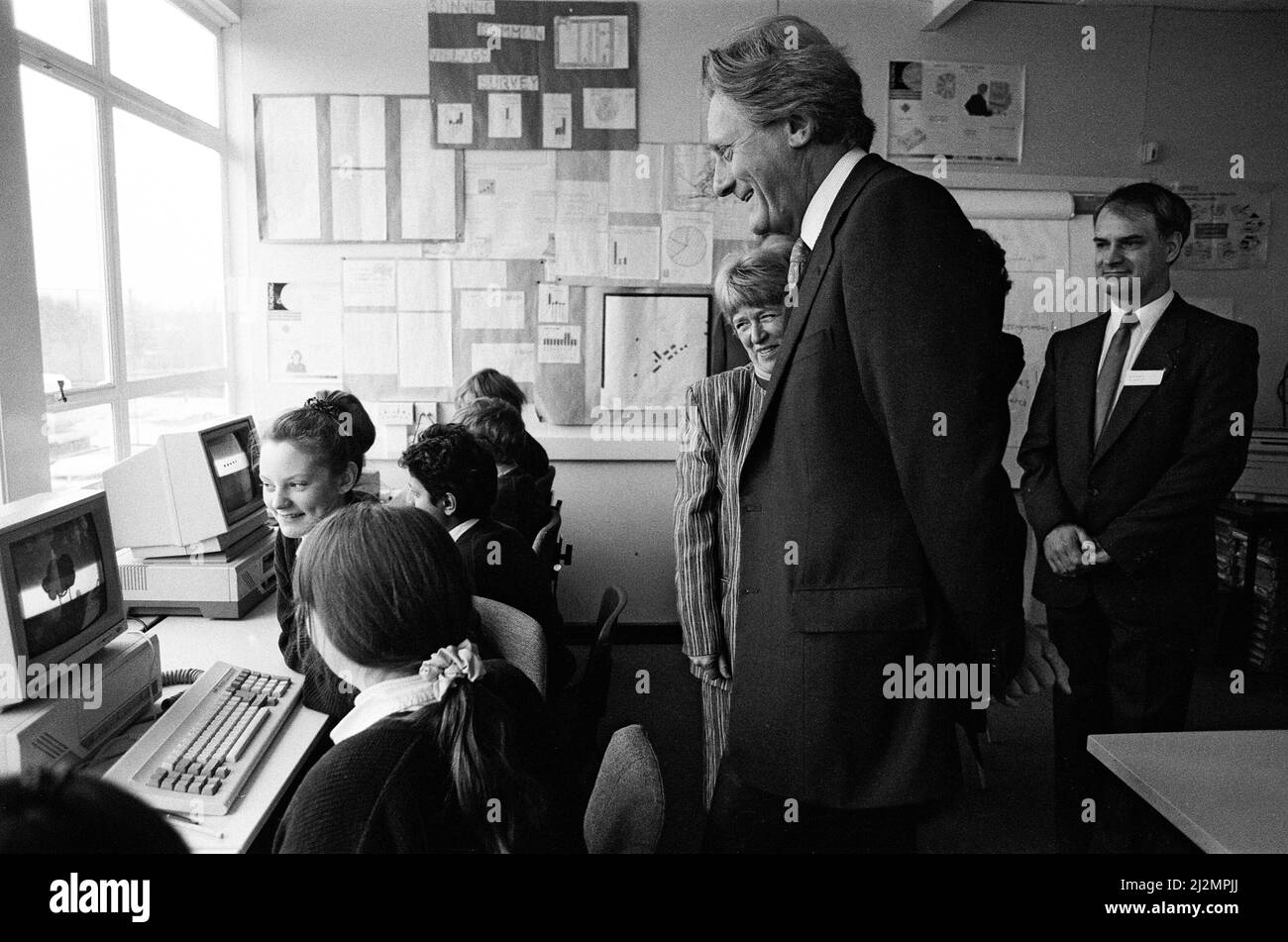 Michael Heseltine visita Chiltern Edge School, Sonning Common. 15th febbraio 1991. Foto Stock
