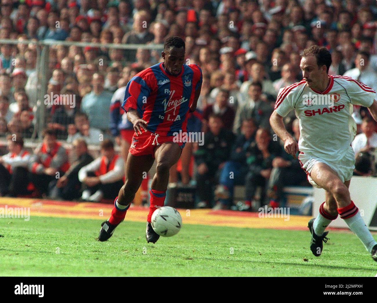 Ian Wright affronta Mike Phelan in fa Cup Final 1990 Crystal Palace contro Manchester UnitedThe fa Cup Final 1990. Crystal Palace 3, Manchester United 3 - Draw Picture shows Ian Wright affronta Mike Phelan in fa Cup Final 1990 Foto Stock