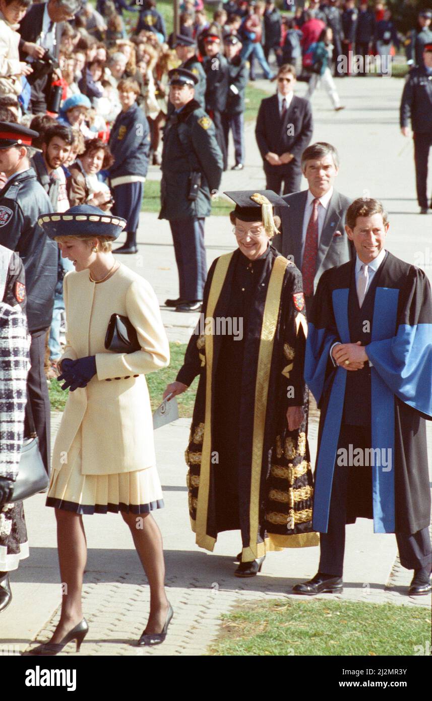 S.A.R. la Principessa del Galles, la Principessa Diana e S.A.R. il Principe di Galles, il Principe Carlo, durante il loro tour in Canada. Ottobre 1991. La foto mostra la coppia a Kingston, Ontario, Canada. Visitare la Queens University. Hanno anche visitato la Rideaucrest Retirement Home Picture scattata il 28th ottobre 1991. Foto Stock