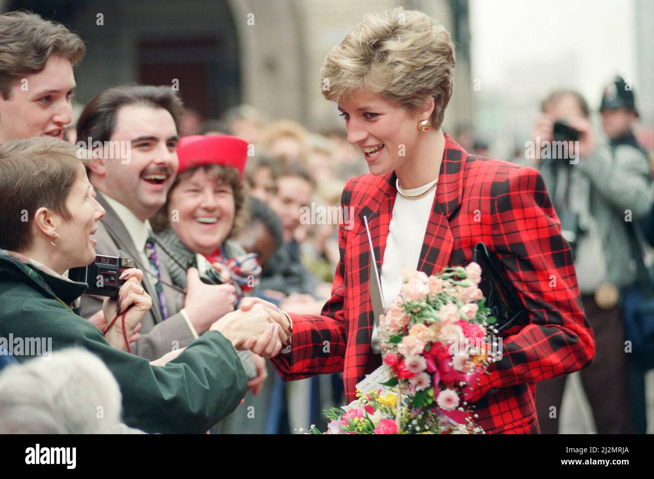 HRH la Principessa del Galles, la Principessa Diana, vestita in tartan, in una passeggiata a Manchester dove ha visitato la Galleria d'Arte di Manchester in Moseley Street.Prince Charles era anche in visita, ma non in shot in questa occasione. Foto scattata il 12th marzo 1991 Foto Stock