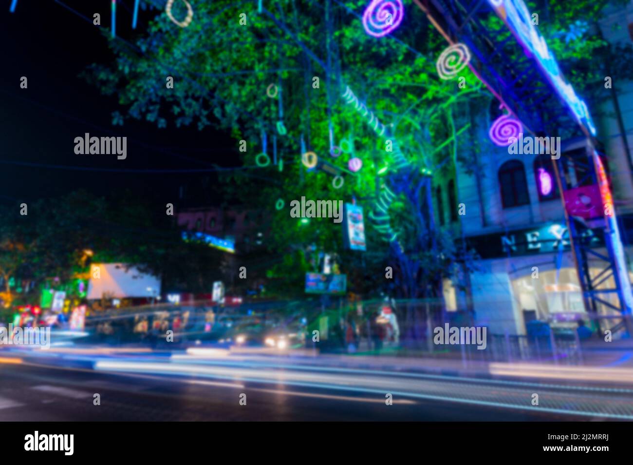 Immagine sfocata di Park Street, Kolkata, India. Auto testa luci sentieri nella zona Park Street, decorata con luci diwali per l'occasion di Diwali. Foto Stock